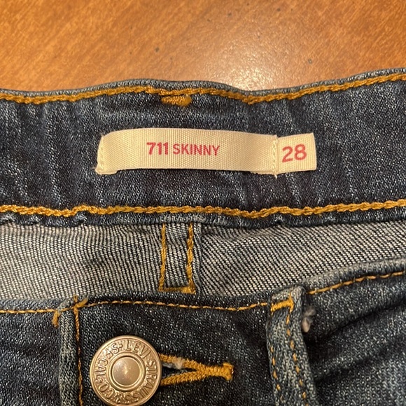 EUC Levi’s womens 711 distressed skinny jeans - Picture 6 of 9